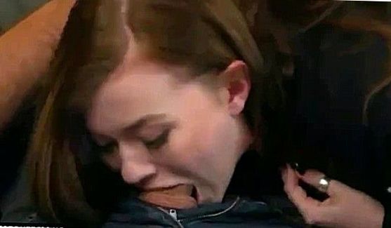 К ней приходит подружка и показывает недавно приобретенную игру твистор