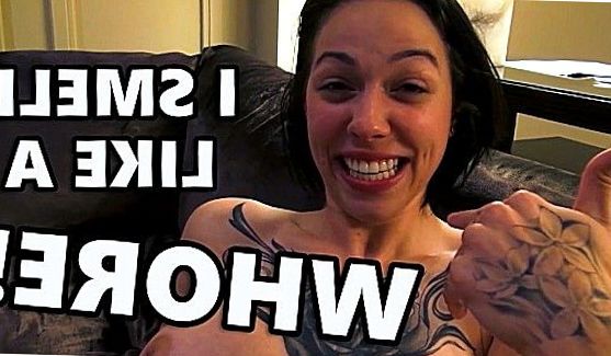 Он вводит палец ей в зад, затем несколько пальцев