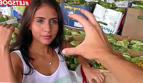 Порно: Показав парню свои сиськи она напросилась на секс