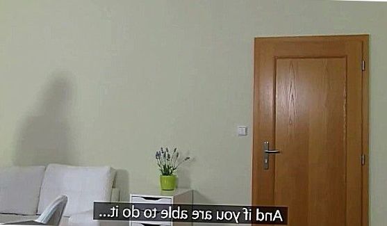 После минета парень трахает девушку и кончает ей в рот