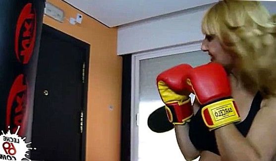 Порно: Темнокожий мужчина пришел на эротический массаж
